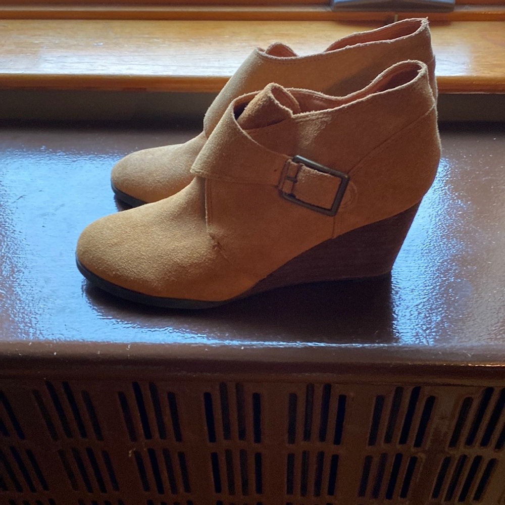 Lucky Brand Suede Camel colored size 81/2 wedge heel shoe boots